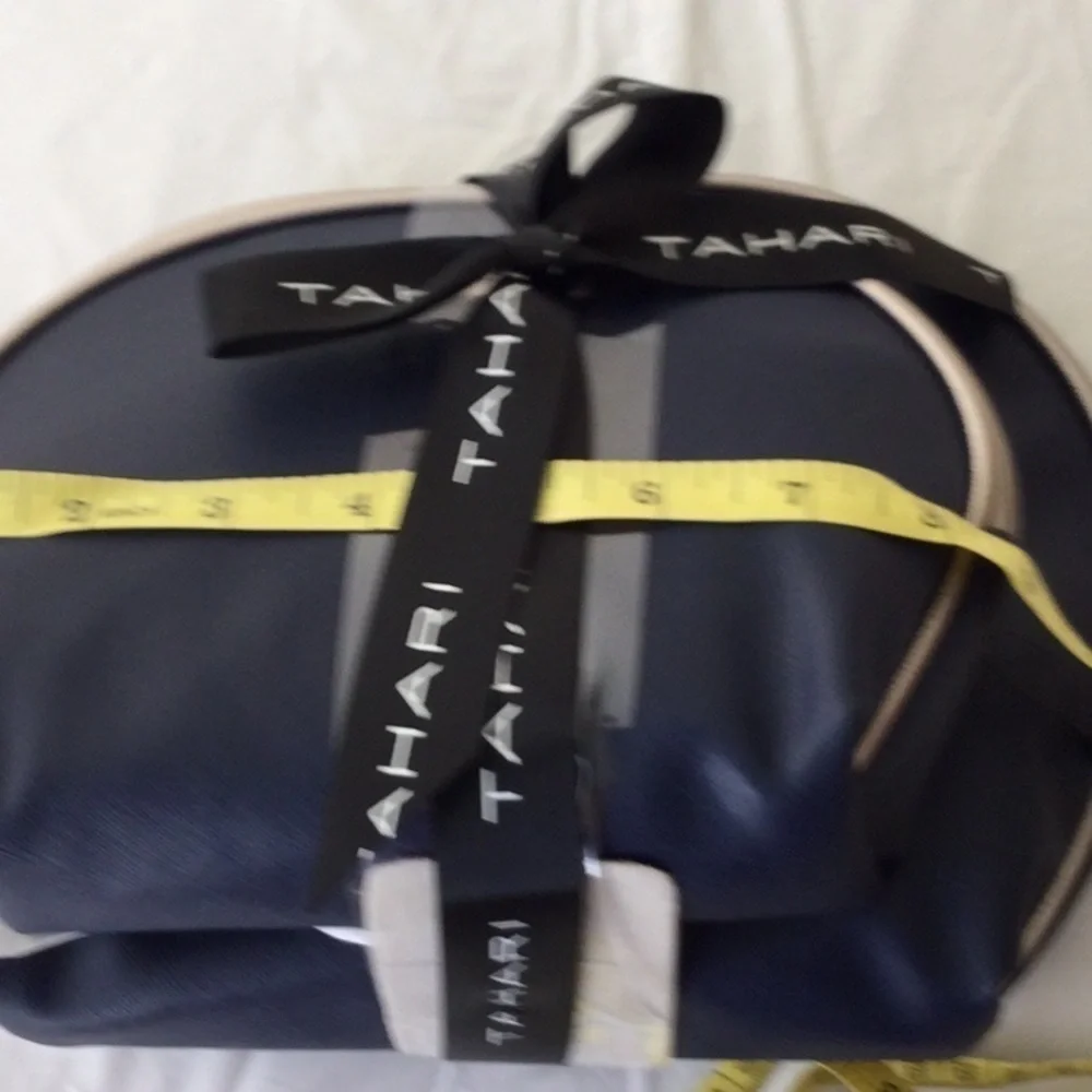 Tahari Makeup cosmetics travel set (2 pc)